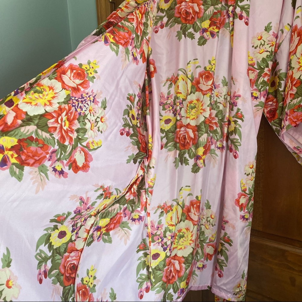 Pink Robe - Picture 3 of 4